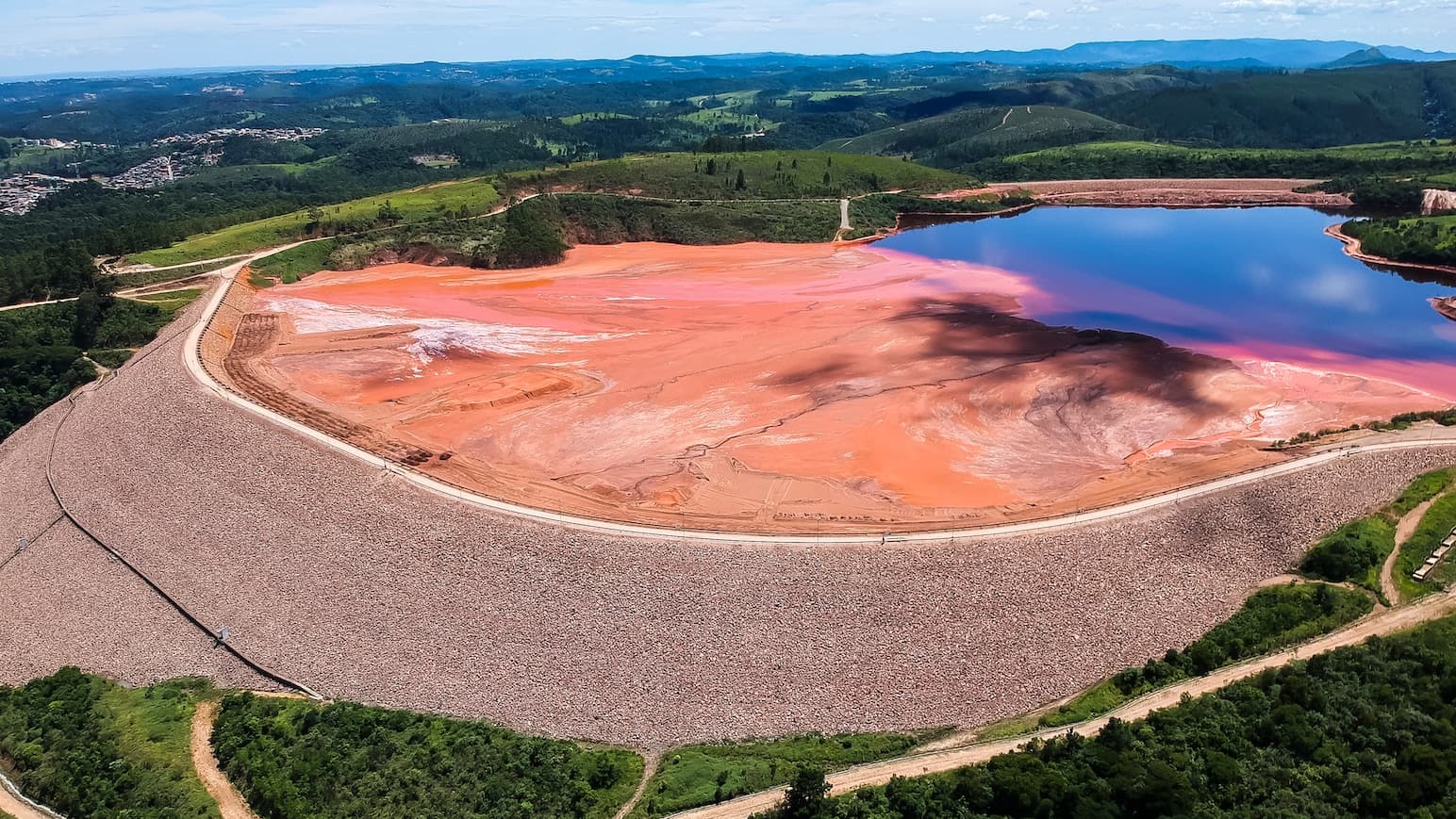 Imagem aérea de barragem de rejeitos