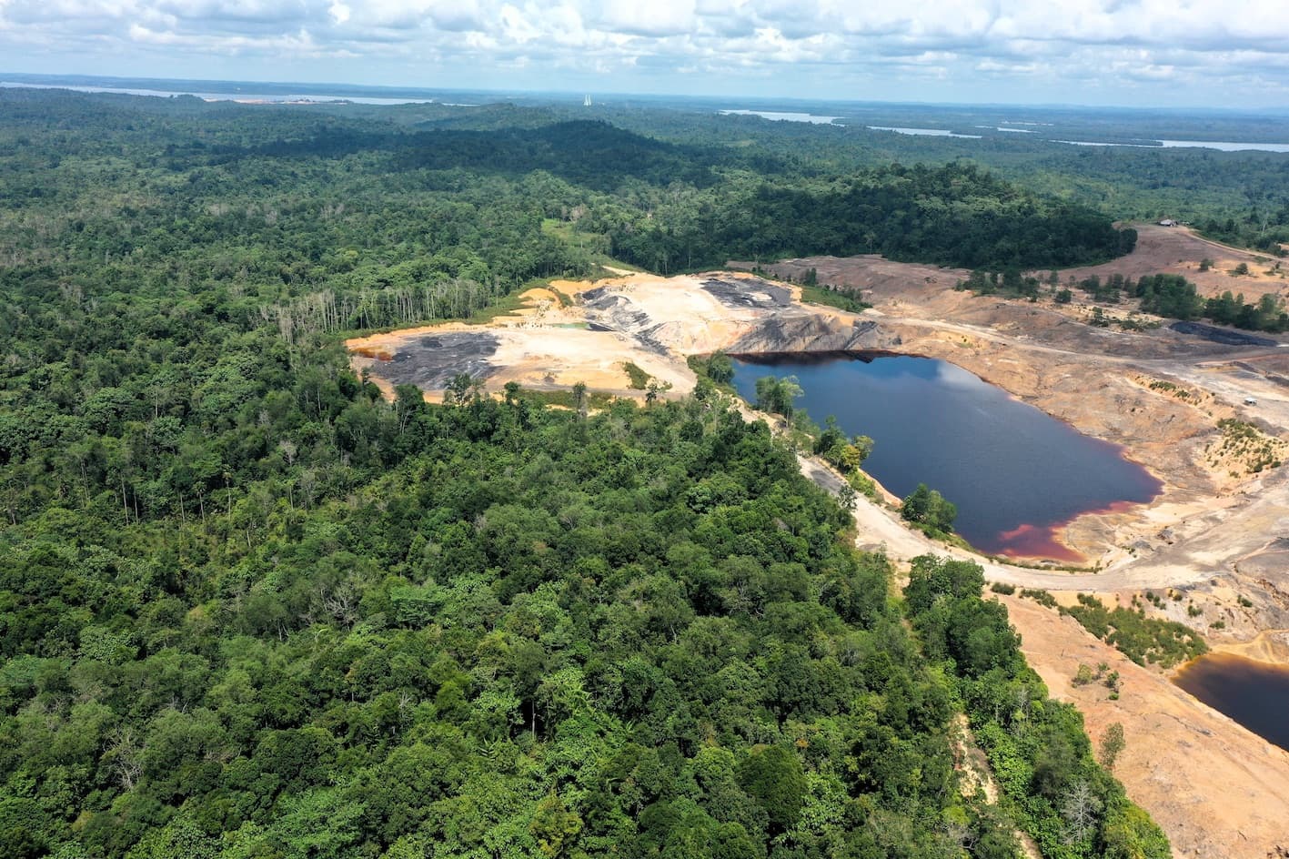 Imagem aérea de barragem de rejeitos